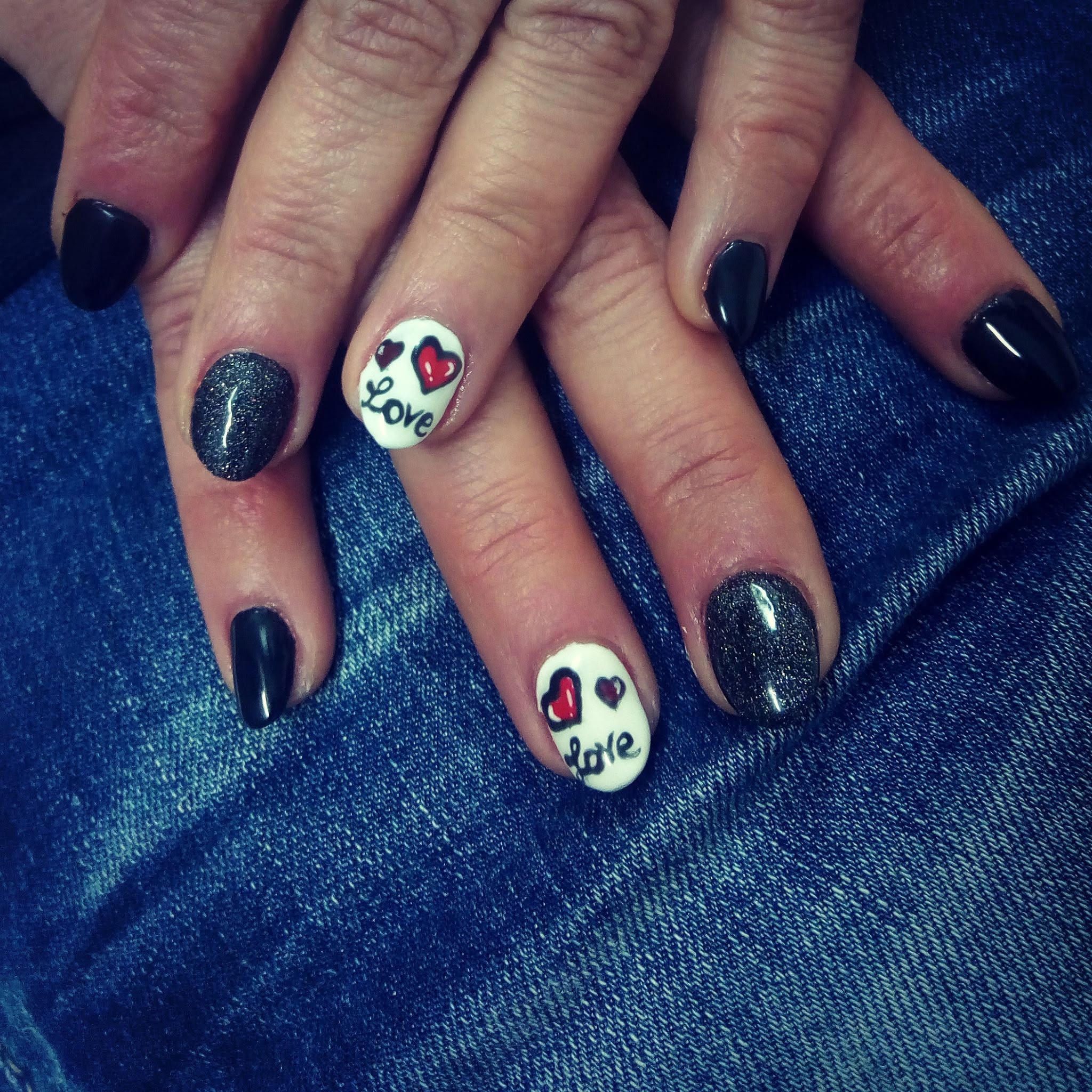 Nail art blu notte con glitter e fiocchi di neve