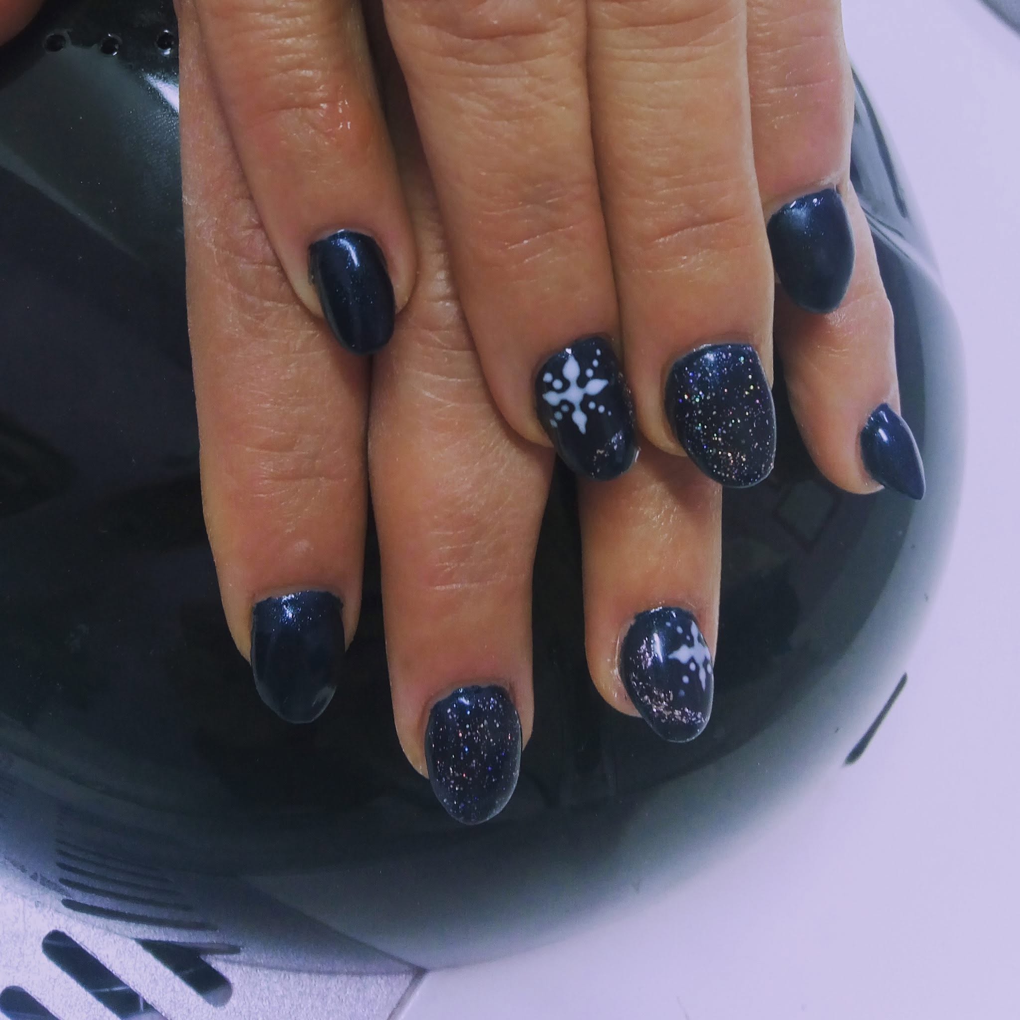 Nail art nera con glitter e cuori Love