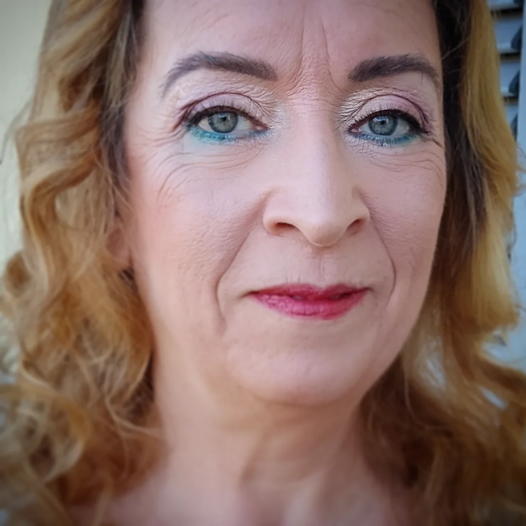 Ombretto dorato e labbra rosa