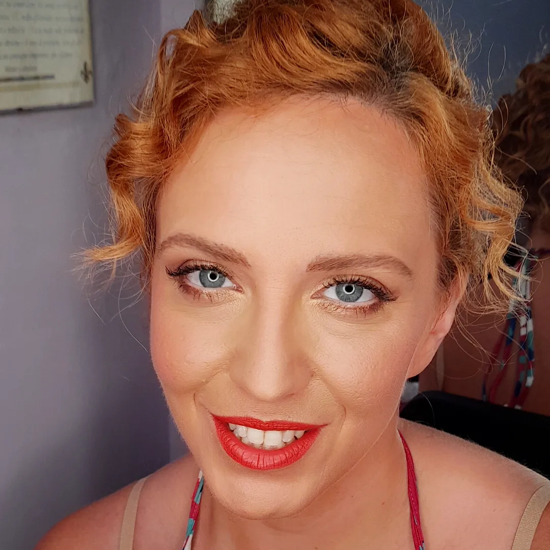 Trucco con rossetto rosso e acconciatura
